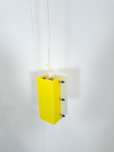 Lampe suspendue jaune futuriste avec lampe en plastique blanc