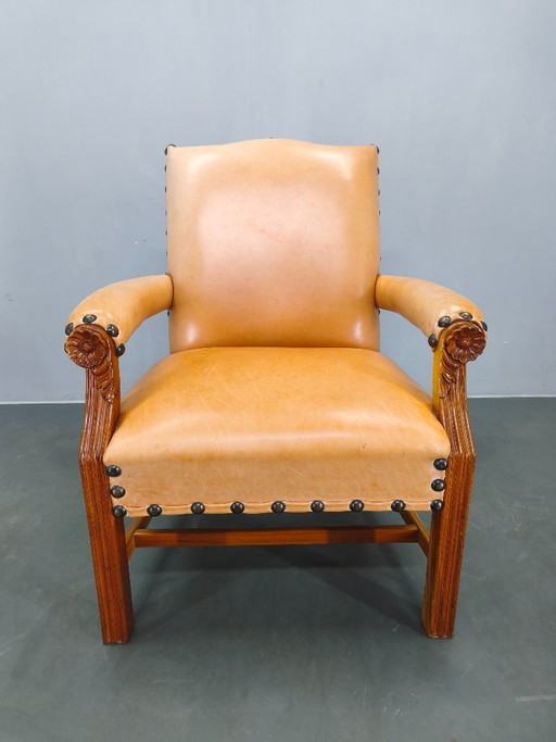 Antieke Deense leren fauteuil, gesneden houten clubfauteuil, begin 1900