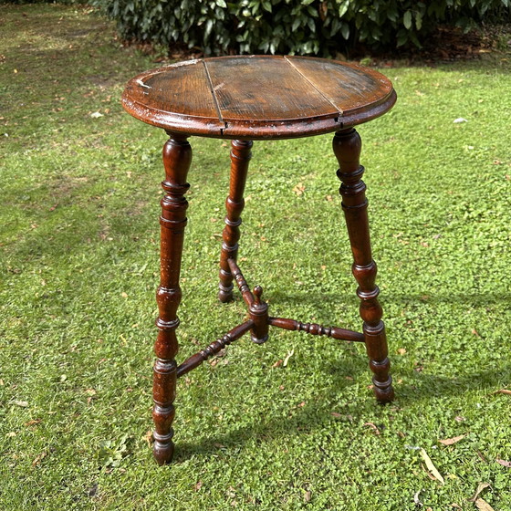 Image 1 of Table d'appoint ancienne avec pieds tournés - vers 1900