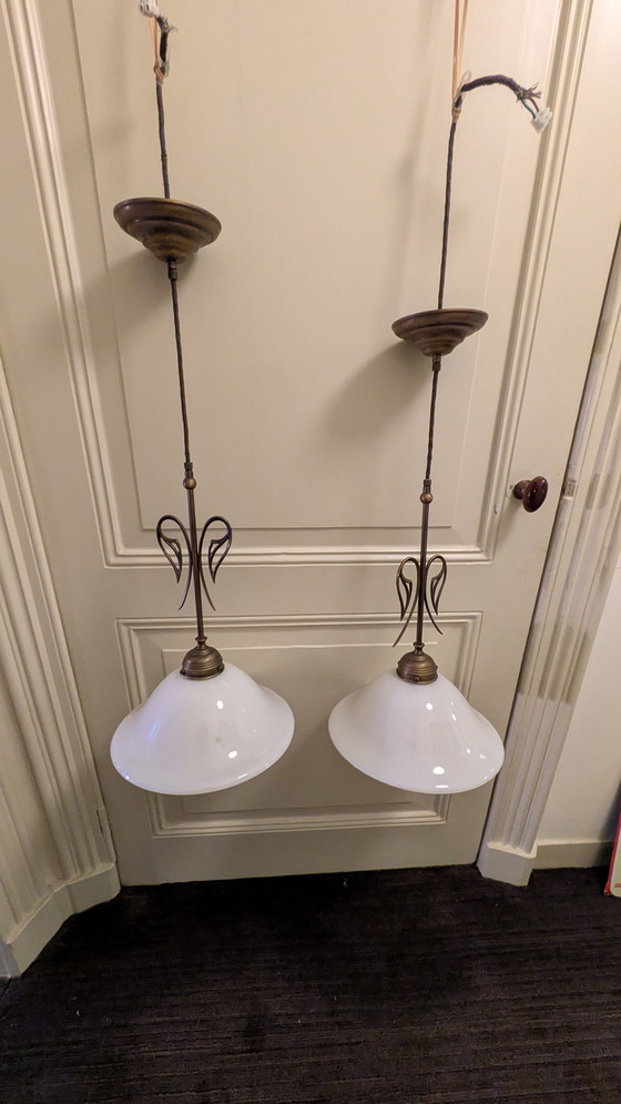 Image 1 of Deux lampes suspendues vintage de style Art déco, abat-jour opalin