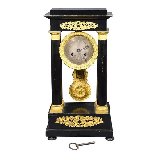 Französische Napoleon III Portikus-Kaminuhr aus ebonisiertem Holz, um 1860