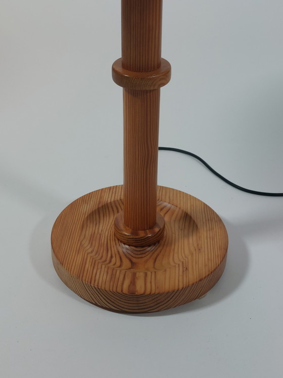 Image 1 of Lampada da tavolo o da terra vintage in legno di pino con paralume realizzato con foglie vere.