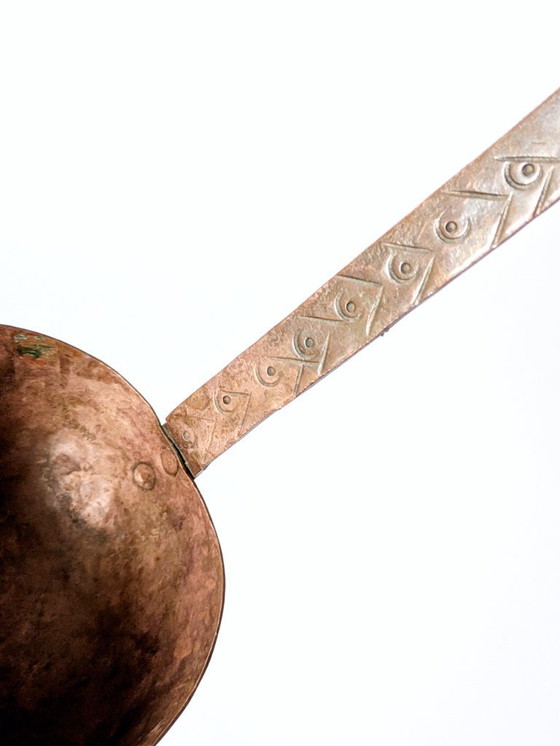 Image 1 of Grande mestolo vintage in rame con manico inciso a mano, decorazione da cucina in stile primitivo europeo.