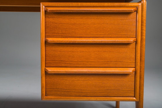 Image 1 of  Mid Century Modern Freistehender Teakholz-Schreibtisch von GV Møbler, 1960er Jahre