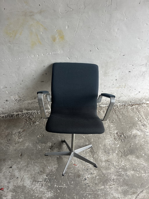 Silla giratoria Fritz Hansen FH3605 – década de 1970