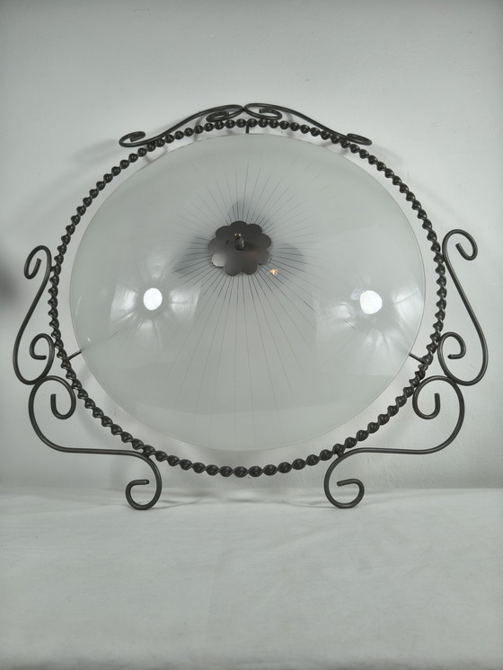 Image 1 of Grande lampada da parete/plafoniera vintage Art Déco in ferro battuto e vetro satinato – Ø49 cm