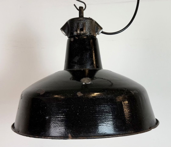 Image 1 of Industriële zwarte geëmailleerde fabriekslamp met gietijzeren bovenkant, jaren 50