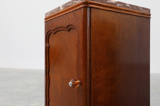 Image 1 of Paar Art Deco nachtkastjes van eikenhout met marmeren blad, Frankrijk ca. 1925