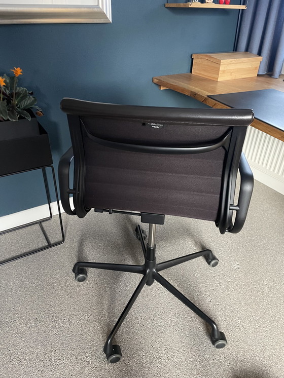 Image 1 of Vitra eames bureaustoel EA118