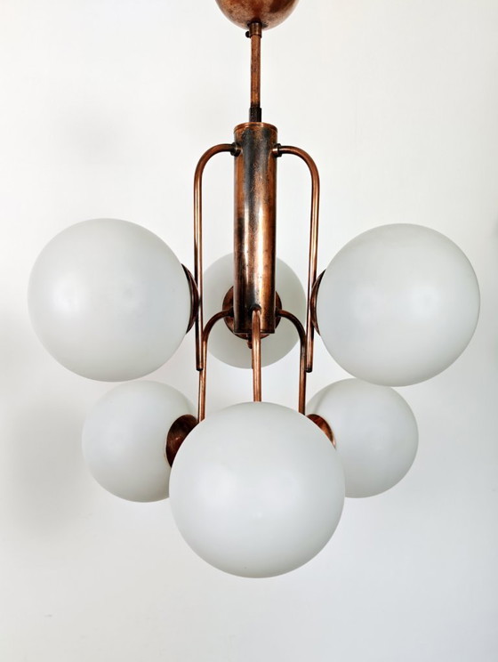 Vintage kroonluchter met 6 bollen uit het midden van de 20e eeuw / Koperen plafondlamp met moleculaire (photo 4 of 11)