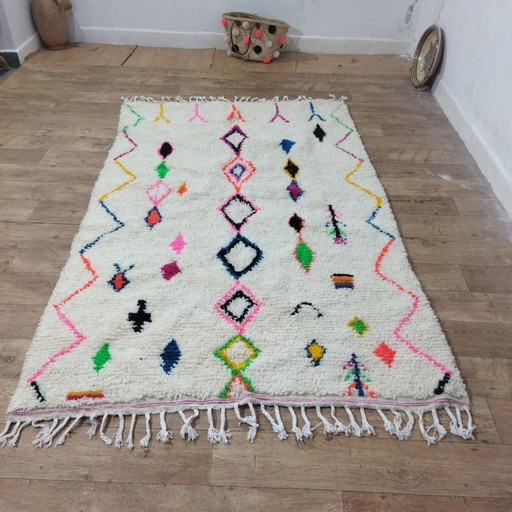 Marokkanischer Berber-Azilal-Teppich – 236 x 146 cm – Naturwolle – Farbenfrohes geometrisches Muster