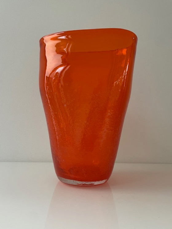 Image 1 of Jarrón soplado a mano en vidrio naranja intenso.