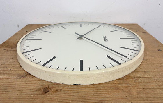 Image 1 of Horloge murale vintage suisse beige de Favag, années 1970