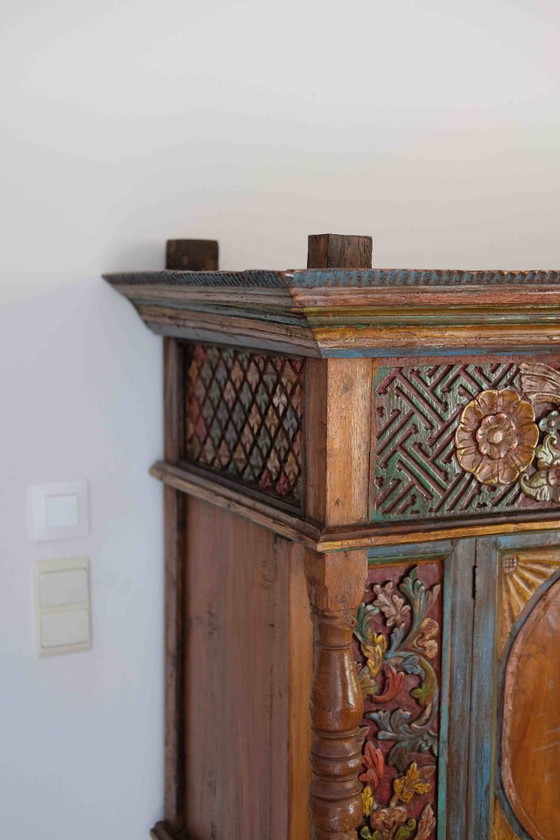 Großer indonesischer Schrank aus polychrom geschnitztem Holz – Aufbewahrungsschrank, Wood (photo 3 of 5)