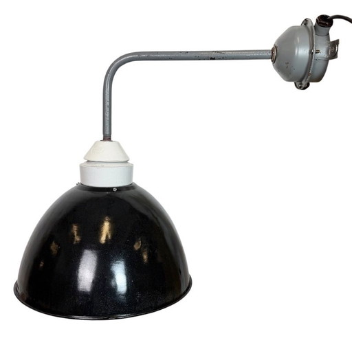 Industriële fabriekswandlamp met zwarte emaille kap, jaren 60