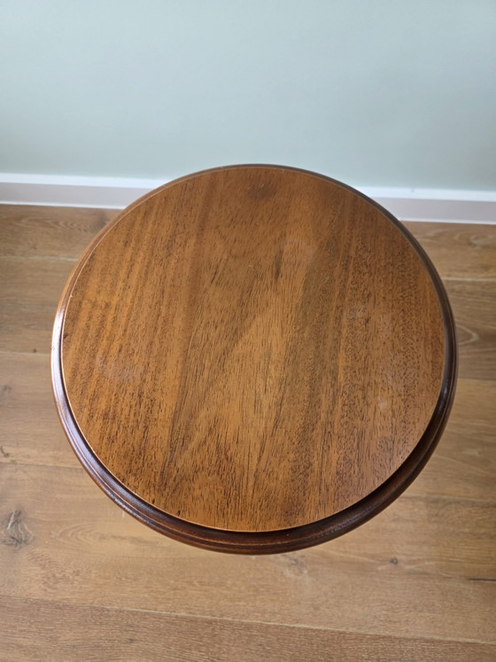 Image 1 of élégante table d'appoint vintage en bois massif