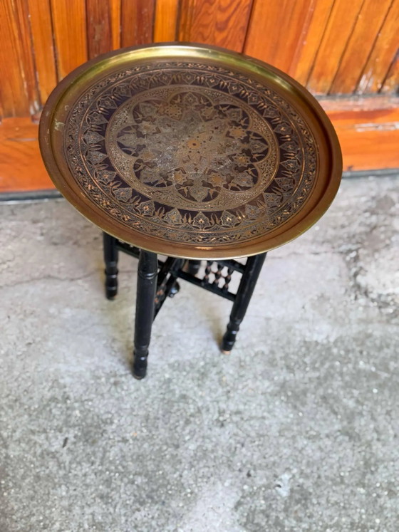 Tavolo Pieghevole Marocchino con Piano in Ottone Inciso – Tavoli da pranzo, Legno (photo 3 of 7)