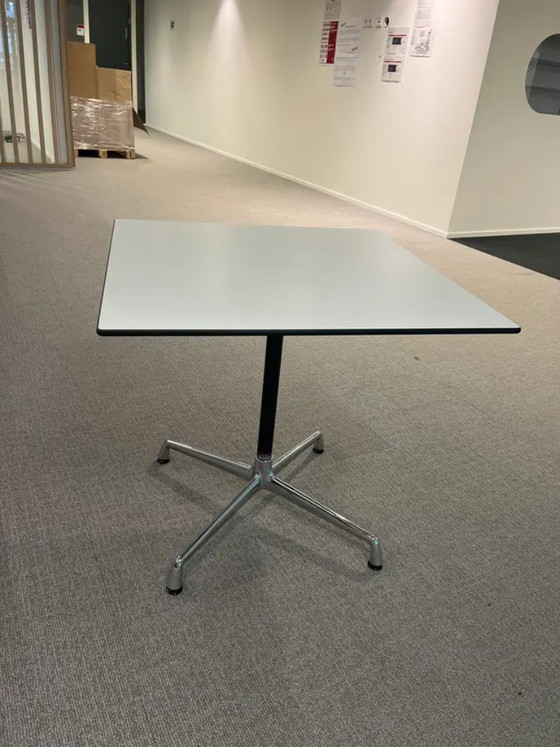 Image 1 of Mesa cuadrada para contratos Vitra Eames de 75 cm, color blanco.
