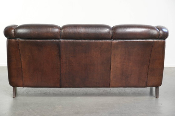 Prachtige set van een schapenleren bankstel samen met zijn bijpassende clubfauteuil met een luxe voorkomen (photo 13 of 22)