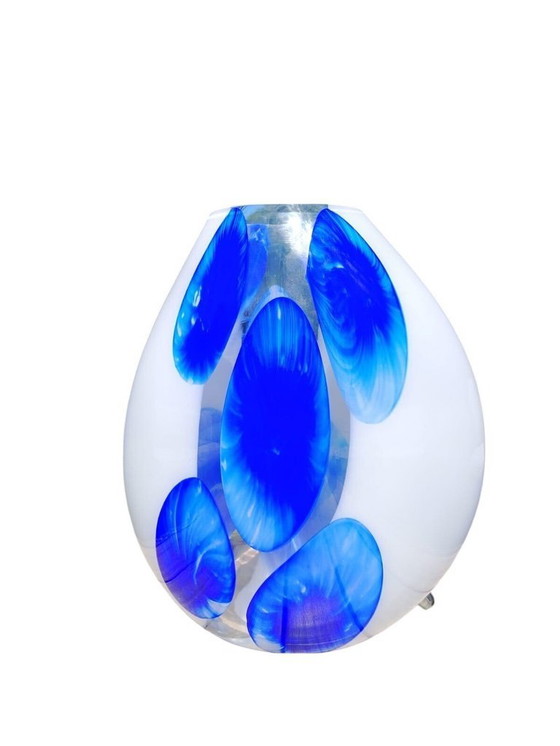 Image 1 of Lampada da tavolo in vetro di Murano soffiato a mano bianco opalescente con decori incalmo blu cobalto