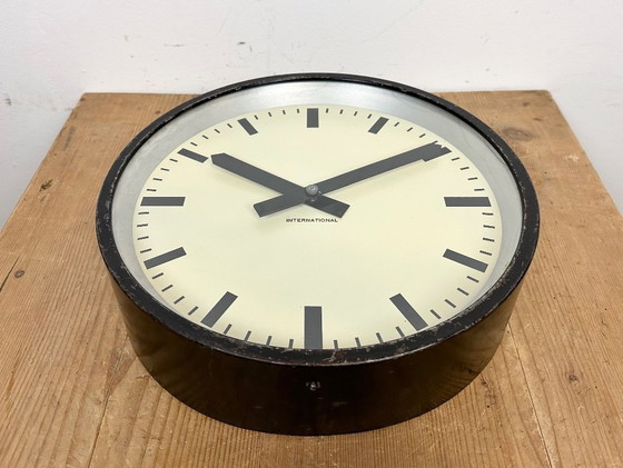 Image 1 of Zwarte industriële fabriekswandklok van International, jaren 50