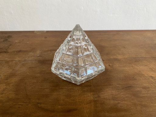 Vintage Italiaanse geometrische glazen piramide sieradendoos, jaren 70 – decoratieve objecten, Glass