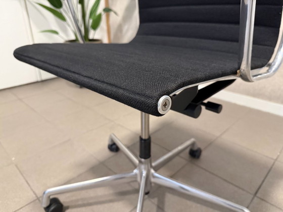 Vitra | Eames | EA119 | Schwarzer Hopsak | 1 Stück – Bürostühle, Aluminium (photo 8 of 14)