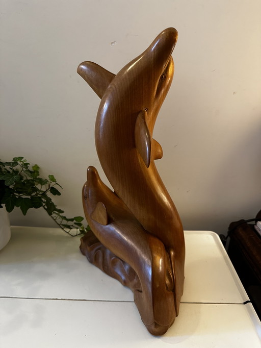 Handgeschnitzte Delfinstatue aus Holz