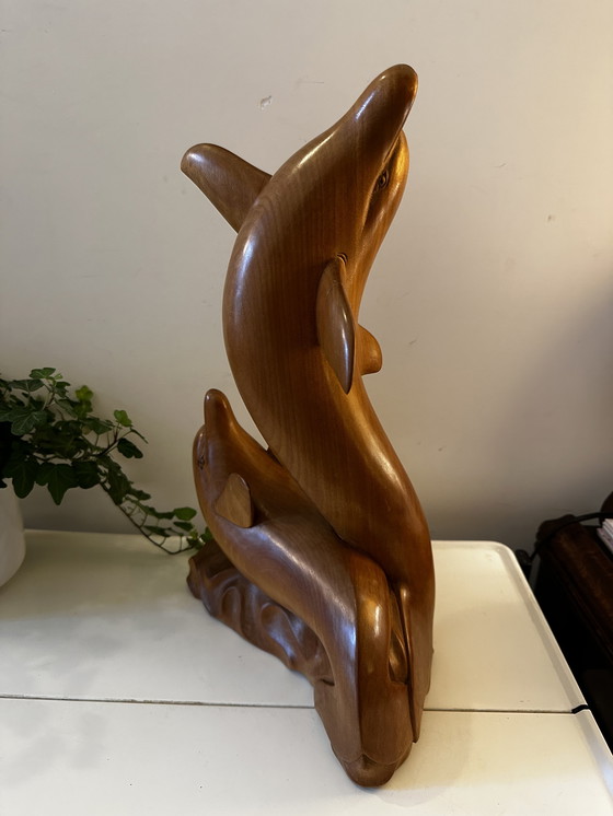Image 1 of Handgeschnitzte Delfinstatue aus Holz