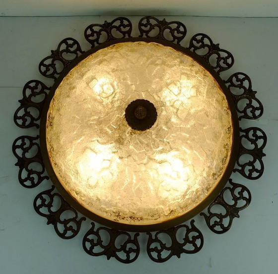 Image 1 of Grand abat-jour en verre dépoli de style Hollywood Regency, cadre en laiton