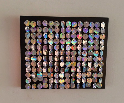 Mosaik aus Aluminiumdosen mit holografischem Effekt