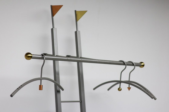 Image 1 of Kapstok uit de jaren ’80, met invloeden van de Memphis-stijl (denk aan ontwerpers als Sottsass en Pesce).