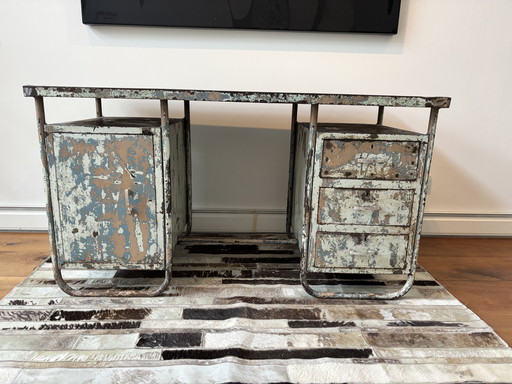 Scrivania in metallo vintage industriale unica: un pezzo di tendenza