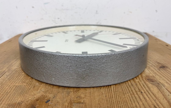 Image 1 of Grijze Duitse industriële elektrische stationswandklok van AEG, jaren 60