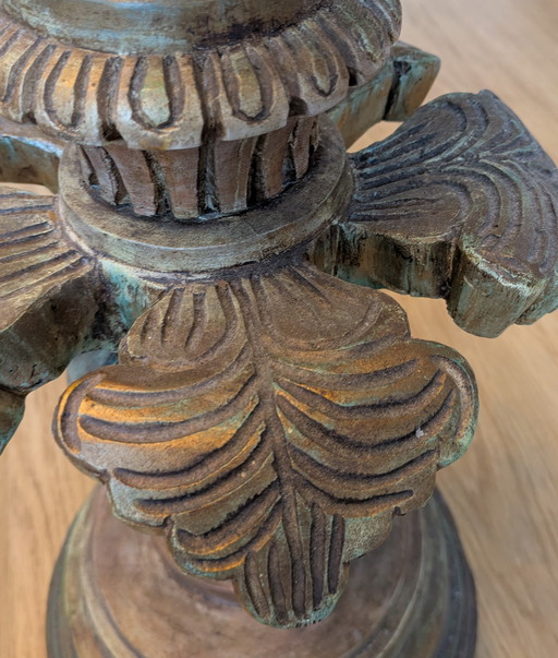 Großer hölzerner Kerzenständer