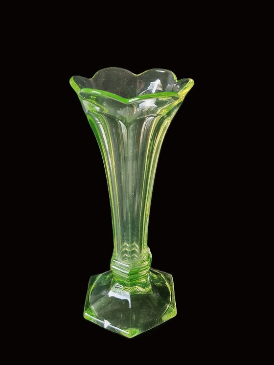 Image 1 of Art déco – Vase aus Uranglas