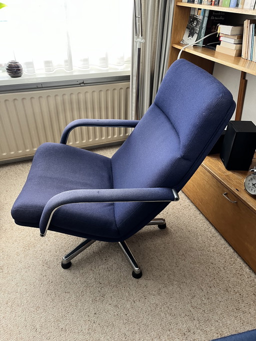 Fauteuil Artifort bleu foncé