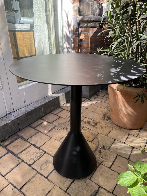 Image 1 of HAY kegelvormige tafel in zwart, rond, 70 cm.