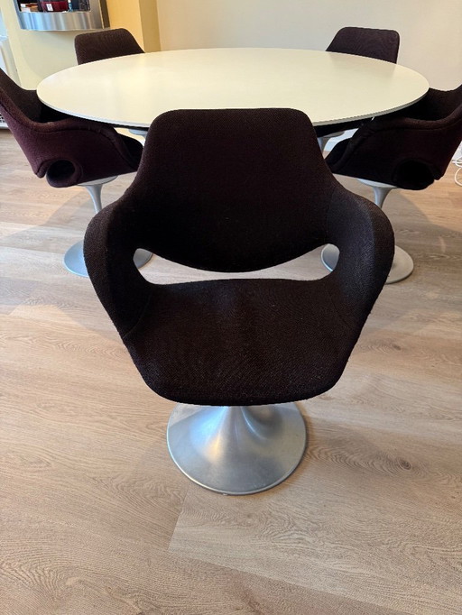 Vintage design tulip table with 5 tulip chairs, Tabacoff style