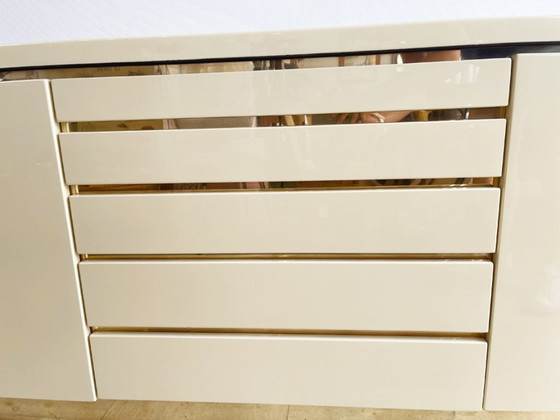 Aparador de Jean-Claude Mahey en laca beige y latón – circa 1970 – Aparadores, Wood (photo 6 of 14)
