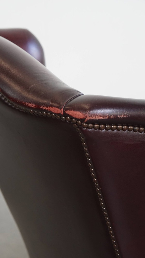 Image 1 of Bordeauxrode Rundleren Oorfauteuil in Engelse Stijl