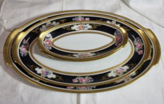 Image 1 of Ancienne Manufacture Royale de Limoges Porcelain and Gold Tableware France 1980 Set of 75