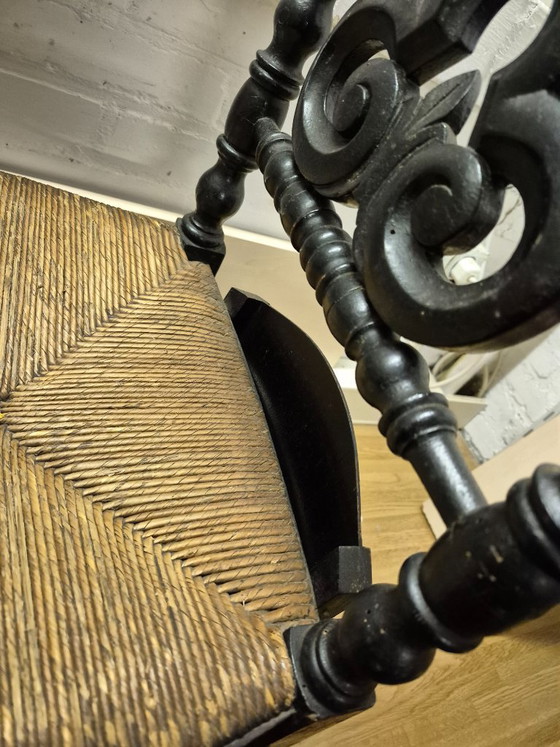 Image 1 of Antica sedia da preghiera con sedile in vimini e decorazione a croce.