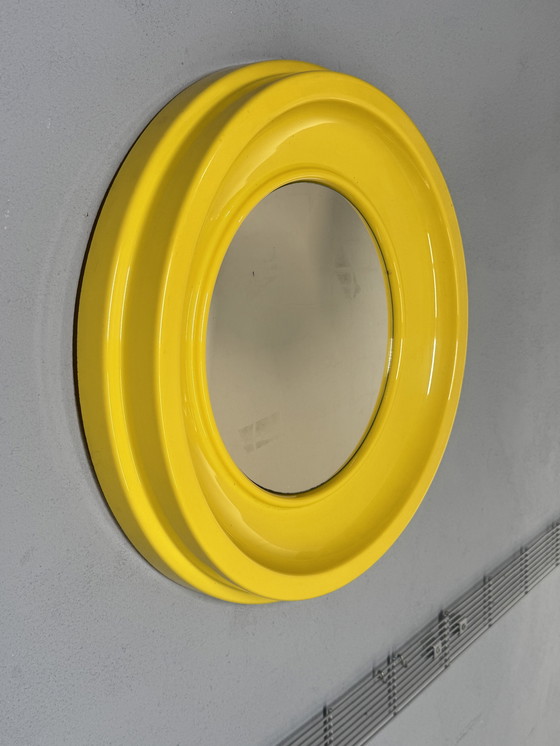 Image 1 of Ronde Gele Spiegel uit de Jaren 70 – in de stijl van Kartell space age 