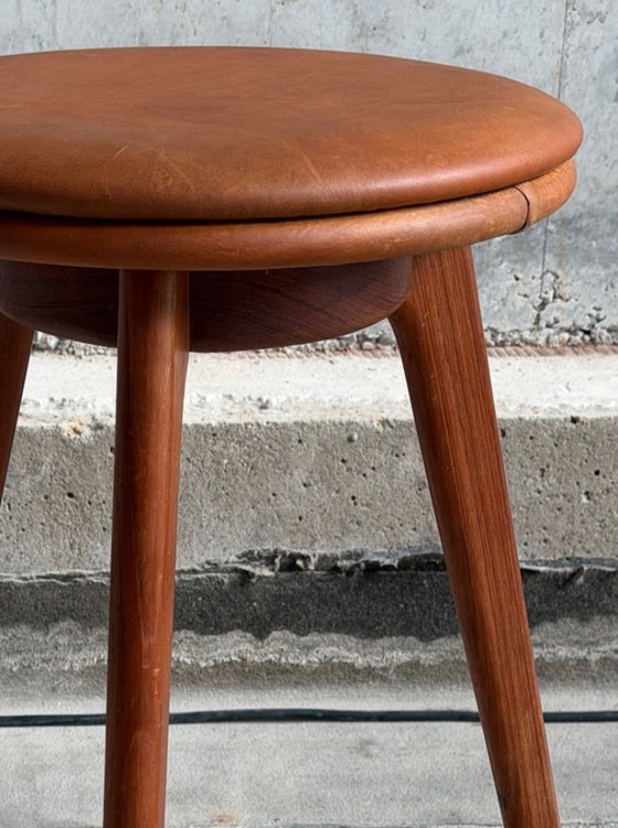 Rare Stool by Erik Buck Model SJ.08 for Domus Dancia Denmark – Leather, Wood (photo 4 of 5)