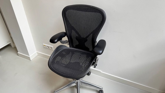 Image 1 of Herman Miller Aeron bureaustoel met chroom onderstel