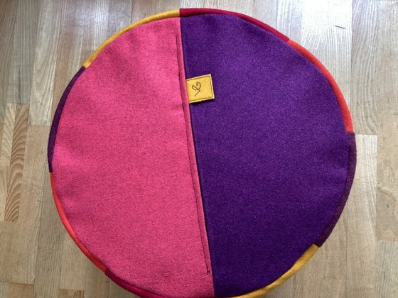 Image 1 of Poef van kleurrijk vilt