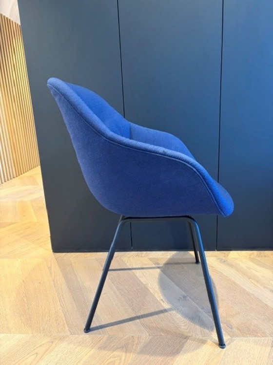 Image 1 of 1 sedia Hay Stoft blu con gambe nere.