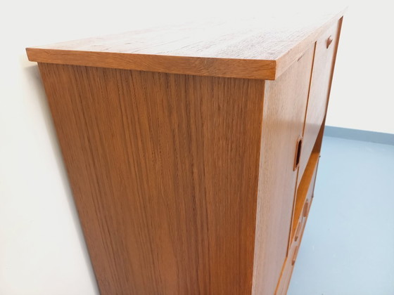 Image 1 of Vintage Scandinavisch modernistisch secretair bureau/boekenkast van teakhout en zwart metaal uit de jaren 50/60.