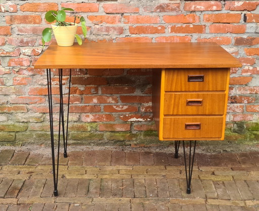 Bureau design vintage. Années 1960. Pieds en épingle à cheveux.
